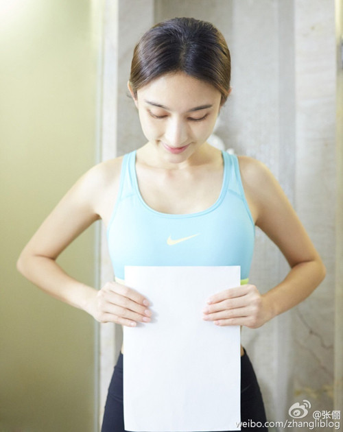 Rất nhiều cô nàng đã tự tin với thân hình của mình và sẵn sàng thử thách với trào lưu đo độ thon gọn nơi vòng eo chỉ với chiều ngang của một tờ giấy A4.