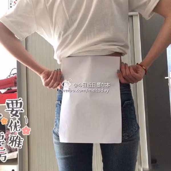 Xu hướng này hiện nhanh chóng thu hút hàng chục nghìn bình luận trên Weibo - trang mạng xã hội Trung Quốc. Nhiều người tỏ ra thích thú vì thực hiện thành công thử thách, thế nhưng cũng không ít dân mạng bày tỏ sự lo ngại với vòng 2 không đạt chuẩn A4 của mình.