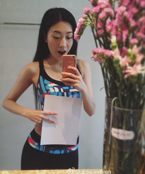 Một số bạn trẻ thích thú chia sẻ rằng họ có thể biến tấu để có thể sở hữu vòng eo A4 bằng cách xoay ngang tờ giấy.