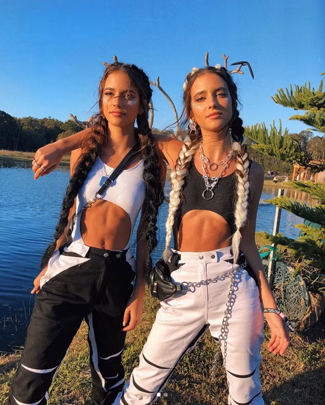 Elisha và Renee Herbert (sinh năm 1999, tại Australia) là cặp chị em sinh đôi đang được giới trẻ tìm kiếm nhiều nhất trên MXH cùng với những từ khóa liên quan đến lĩnh vực thời trang.