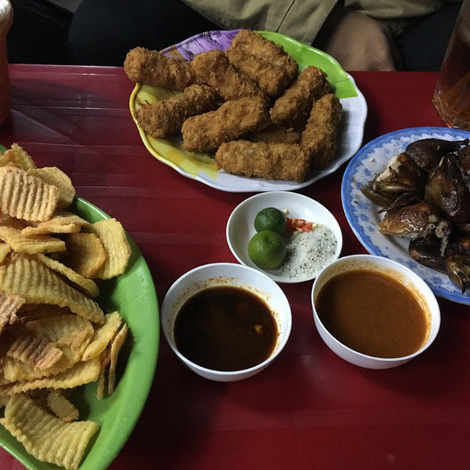 Nem chua rán SVĐ Hàng Đẫy cực chuẩn vị vì miếng nem béo ngậy, cắn rất sướng miệng. Khoai chiên kiểu giòn giòn chứ không phải thái sợi như vài nơi khác.