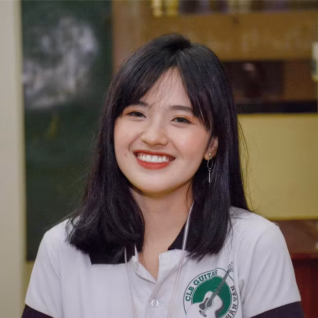 Kiều Trinh được nhiều người chú ý tới nhờ gương mặt sắc sảo, nét nào ra nét đó, sống mũi cao và đôi môi gợi cảm. Nhiều người nhận xét vẻ ngoài của sinh viên trường Nhân văn này giống với Xi Yeon, một ca sĩ - rapper được yêu thích người Hàn.