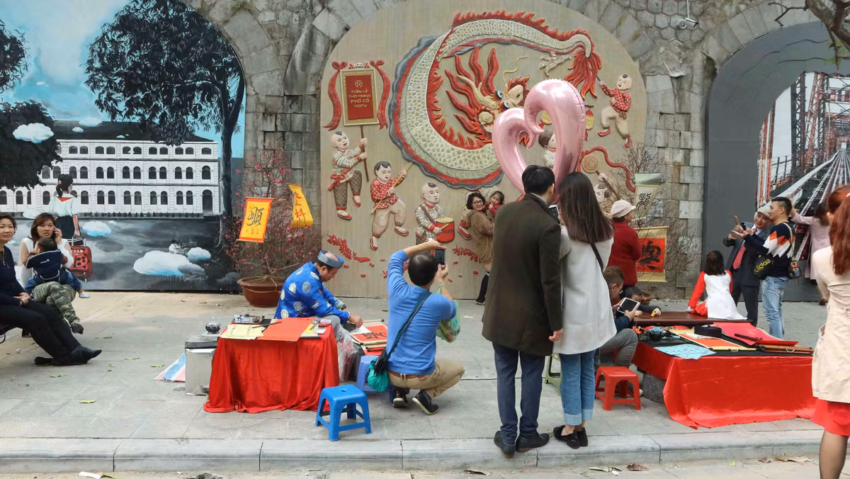 Không chỉ có các bạn trẻ, rất nhiều những người có tuổi cũng tìm về phố Phùng Hưng để hoài niệm về một Hà Nội xưa cũ với tàu điện leng keng, cột nước công cộng hay những gánh hàng nước được bày ra giữa phố.