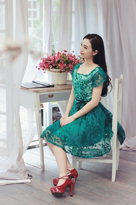 Cô bạn từng lọt vào top 3 tài năng cuộc thi Nữ sinh viên Việt Nam duyên dáng và là diễn viên trong nhiều bộ phim truyền hình như: Lời ru mùa đông, Bản tình ca màu xanh, Film ngắn tuổi 16.