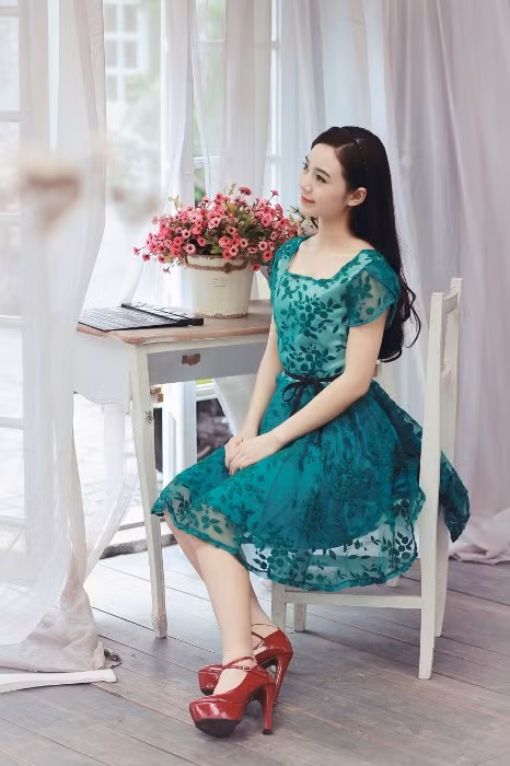 Cô bạn từng lọt vào top 3 tài năng cuộc thi Nữ sinh viên Việt Nam duyên dáng và là diễn viên trong nhiều bộ phim truyền hình như: Lời ru mùa đông, Bản tình ca màu xanh, Film ngắn tuổi 16.