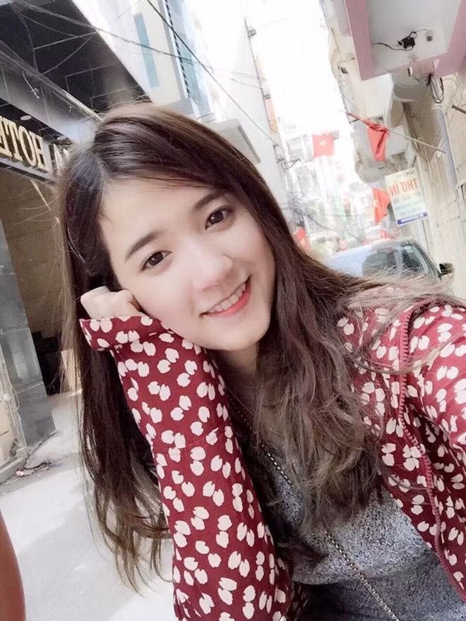 Ngắm nhìn nhan sắc của cựu nữ sinh Quốc học Huế, nhiều dân mạng còn tưởng nhầm rằng cô nàng này là một hot girl Thái Lan nào đó từng góp mặt trong các bộ phim học đường. Bên cạnh đó, nhiều thành viên còn cho rằng cô bạn này là cảnh giới thượng thừa của vẻ đẹp mang tên "thần tiên tỷ tỷ".