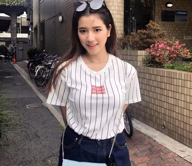 Nguyễn Châu Giang (19 tuổi) từng là học sinh nổi bật tại trường THPT Chuyên Quốc học Huế. Cô thậm chí được ví như một biểu tượng của lứa học sinh 98er của ngôi trường bậc nhất xứ Huế nhờ vẻ ngoài xinh đẹp gia đình có điều kiện, cùng bảng thành tích đáng ngưỡng mộ.