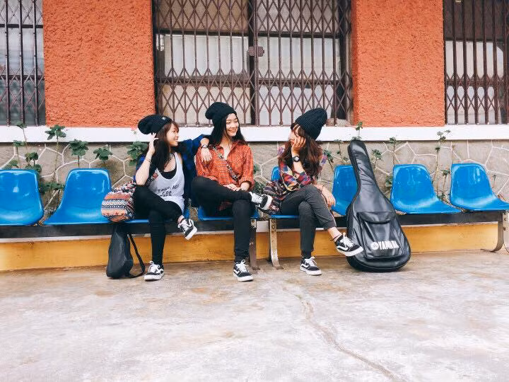 Trước khi đi họ đã nói với nhau rằng "Đi đâu không quan trọng, quan trọng là đi với ai", trong chuyến đi của mình nhóm bộ ba có biệt danh "VCL" (tên viết tắt của 3 người) mặc đồ ton sur ton với nhau và có những bức ảnh long lanh chẳng khác gì tạp chí.