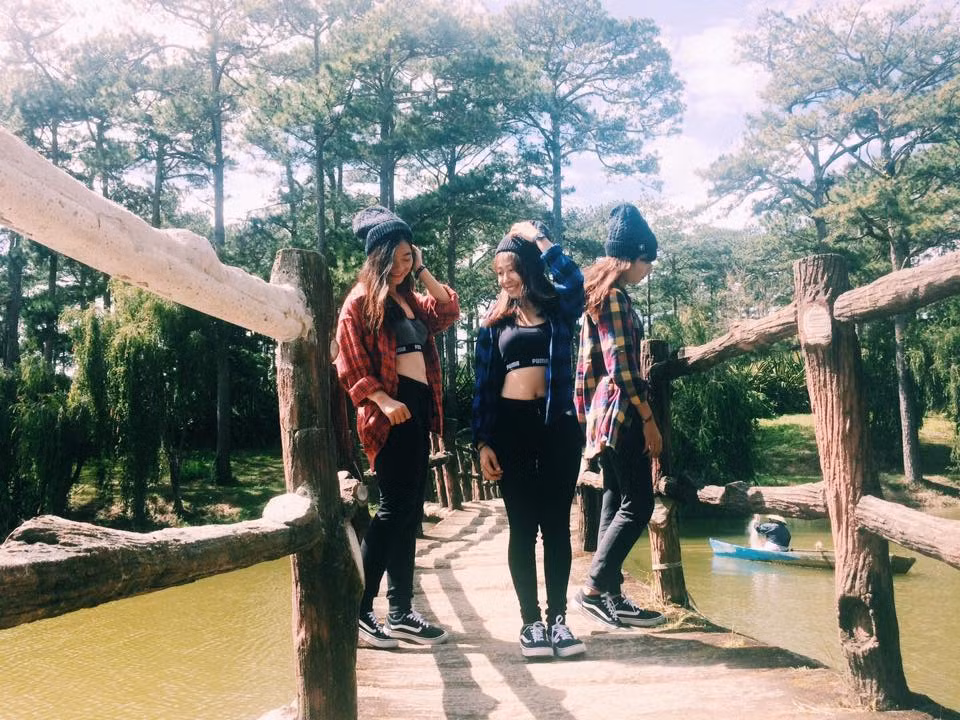 Chủ nhân của bộ ảnh đi du lịch cùng hội chị em vừa qua là của 3 cô gái có tên Kim Chi, Kiều Vy và Ngọc Lan. Cả 3 đã có chuyến đi du lịch Đà Lạt cực vui với nhiều kỉ niệm.