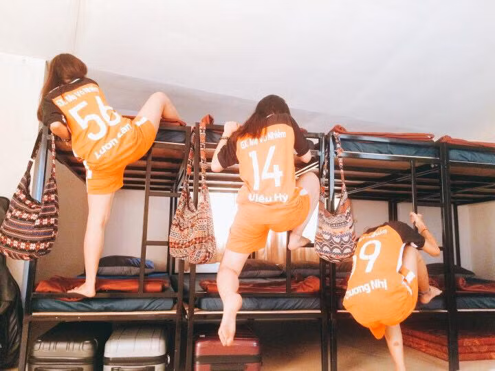 Một câu chuyện khá hài hước được bộ ba Vy, Chi, Lan chia sẻ đó là khi gặp khó khăn một chút trong việc xin phép gia đình đi chơi xa và vì Đà Lạt quá lạnh nên cả ba đã quyết định không tắm luôn suốt mấy ngày đây là một kỉ đáng nhớ của các cô gái này bên những bức ảnh vô cùng "so deep".