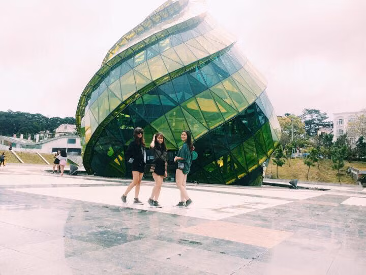 Được biết bộ ba "VCL" đã là bạn thân với nhau từ cấp 1, cấp 2 nên ba cô bạn cực hợp nhau và cũng có nhiều điểm tương đồng trong cách ăn mặc hay đi du lịch.