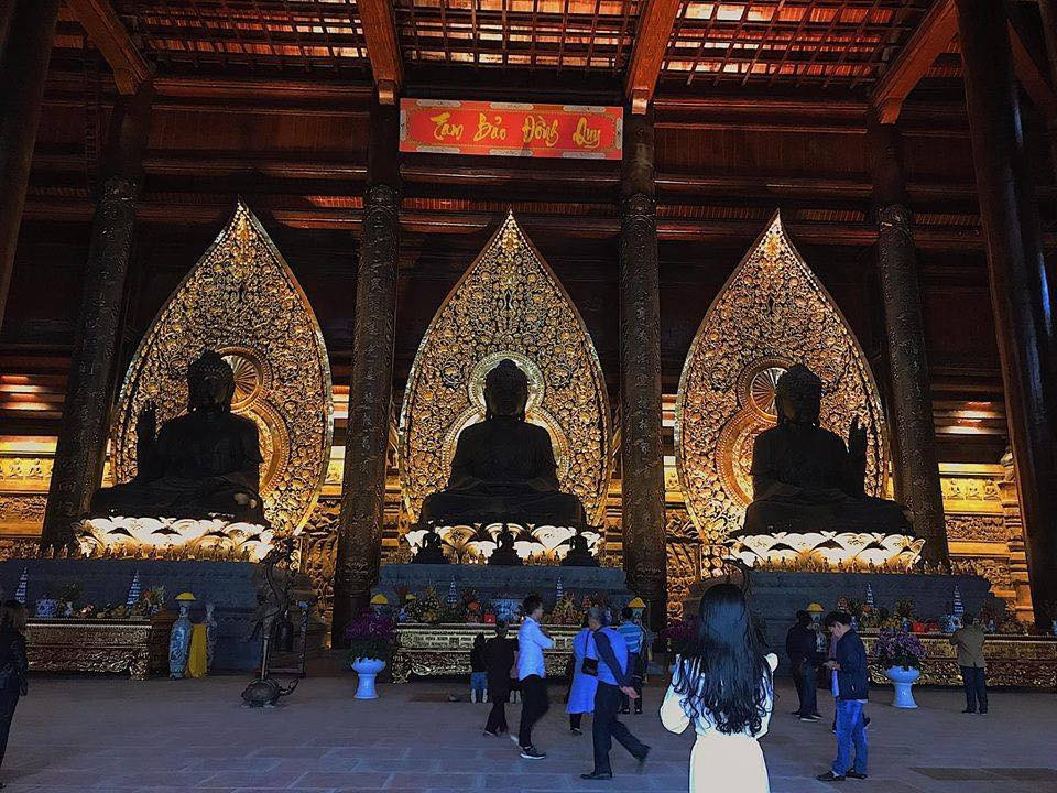 Chùa Ngọc nằm trên đỉnh núi Thất Tinh đang được thi công bởi những nghệ nhân Ấn Độ với thiết kế vô cùng công phu. Điện Tam Thế có chiều cao 39m, diện tích sàn 5.400m2, giúp cho 5.000 phật tử có thể hành lễ cùng một lúc.