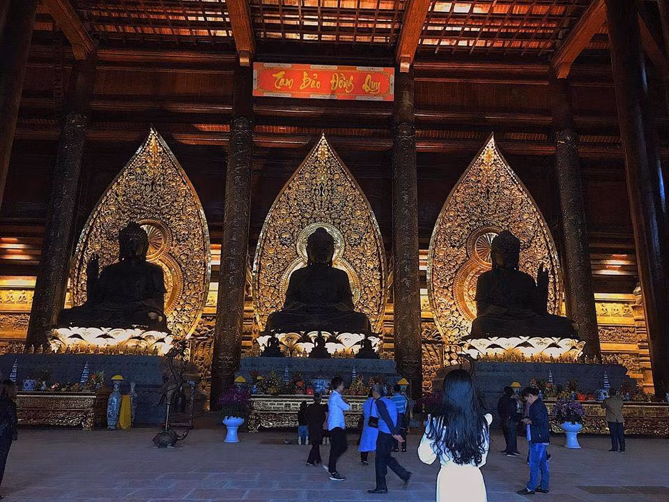 Chùa Ngọc nằm trên đỉnh núi Thất Tinh đang được thi công bởi những nghệ nhân Ấn Độ với thiết kế vô cùng công phu. Điện Tam Thế có chiều cao 39m, diện tích sàn 5.400m2, giúp cho 5.000 phật tử có thể hành lễ cùng một lúc.