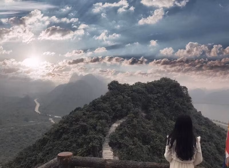 Mới đây trên các trang mạng xã hội, dân tình thi nhau check-in tại chùa Tam Chúc này bằng cách khoe những bức ảnh 'ảo' nhất có thể.