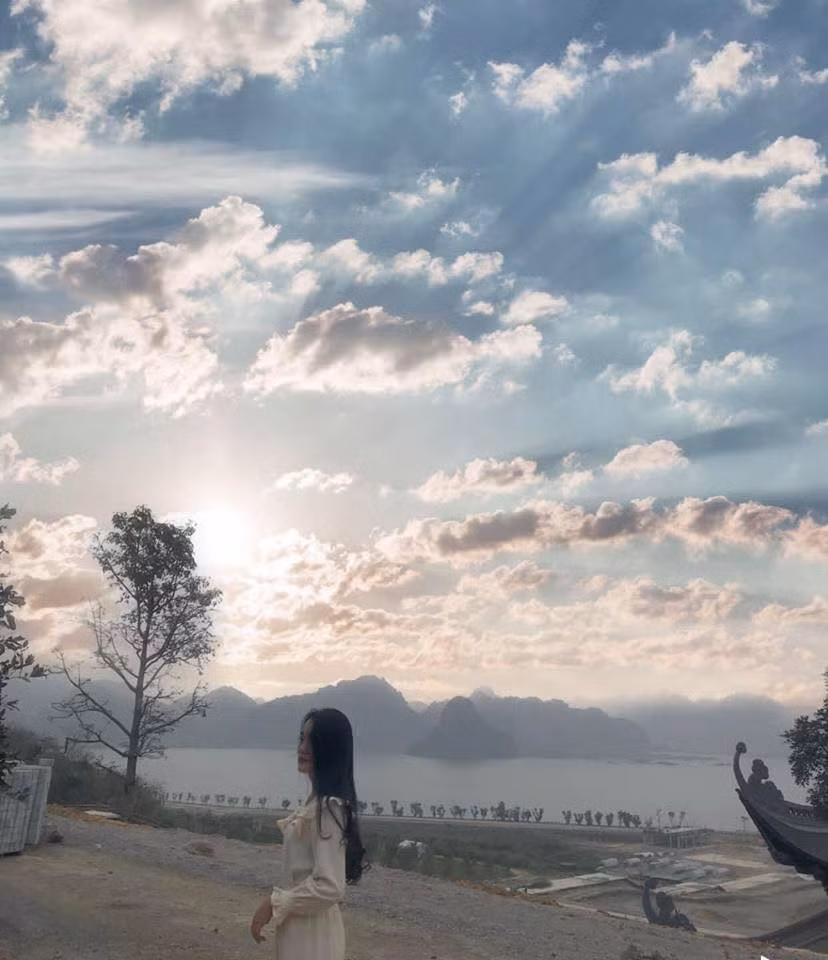 Quần thể chùa đồ sộ với kiến trúc độc đáo. Được biết, chùa Tam Chúc được thiết lập một vườn cột kinh khổng lồ với 1.000 cột đá, mỗi cột cao 12m, nặng 200 tấn.