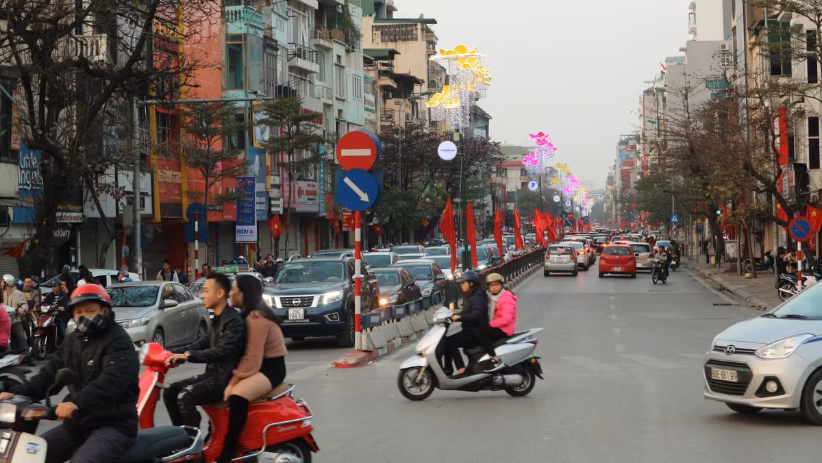 Ngã giao Ô Chợ Dừa - Tôn Đức Thắng - Khâm Thiên chiều mồng 1 Tết.