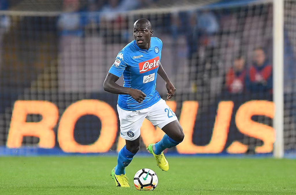 Chelsea liên hệ với sao Napoli: Theo truyền thông Italia, Chelsea đang có ý định theo đuổi trung vệ Kalidou Koulibaly của Napoli ngay ở kì chuyển nhượng mùa đông sắp tới. Mức giá được Chelsea đưa ra vào khoảng 45 triệu bảng. Ảnh: Calcio