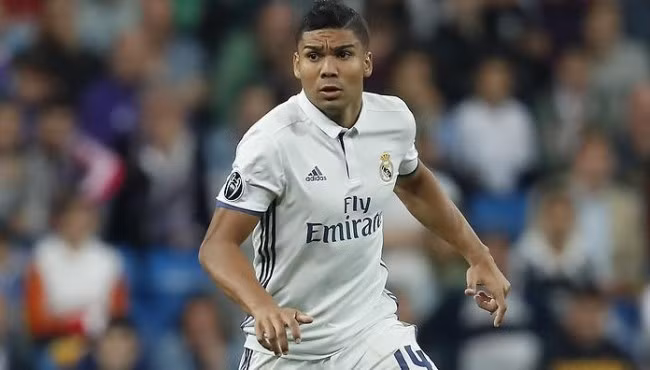 M.U có ý định chiêu mộ Casemiro: Theo Goal, M.U đang muốn chiêu mộ tiền vệ của của Real Madrid, Casemiro ngay trong kì chuyển nhượng mùa đông sắp tới. Ảnh: Goal