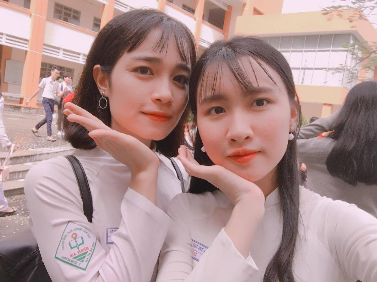 Bức hình Ngọc Huyền đăng tải so sánh sự thay đổi của mình trong 4 năm đã hút hơn 7600 like, hơn 6100 lượt share cùng hàng trăm ý kiến bình luận đến từ dân mạng. Đa phần họ đều chúc mừng cô bạn người Bình Dương này còn một số thì hỏi bí quyết để làm sao có thể "dậy thì thành công" đến thế.