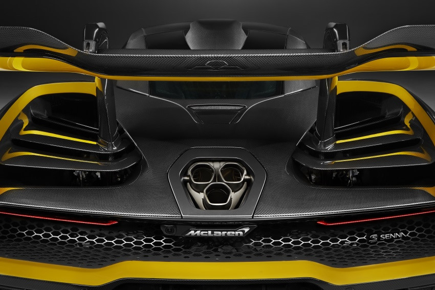 Khối động cơ này giúp McLaren Senna đạt hiệu suất ấn tượng, chiếc xe dễ dàng chạy nước rút 0-100 km/h chỉ mất 2,8 giây, 0-200 km/h trong 6,8 giây và 0-300 km/h trong 17,5 giây, trước khi đạt tốc độ tối đa là 340 km/h.