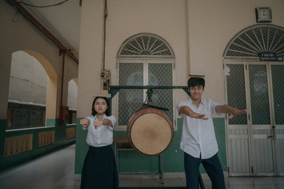 Xem phim xong, rất nhiều người đã ấn tượng mãi với một Trịnh Thảo hổ báo cáo chồn và điệu bộ "lấc cấc" như muốn kiếm chuyện với cả thế giới. Tuy nhiên, rất nhiều người bất ngờ khi "nữ hoàng chửi thề" này hóa thân thành "cô gái năm ấy chúng ta cùng theo đuổi" trong một bộ ảnh cực kì ngọt ngào với bạn trai Nguyễn Hoàng Sơn.