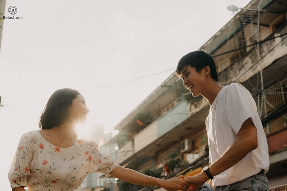 Trang phục của hai nhân vật trong bộ ảnh mới của Trịnh Thảo khá ăn nhập với màu phim và bối cảnh đằng sau.