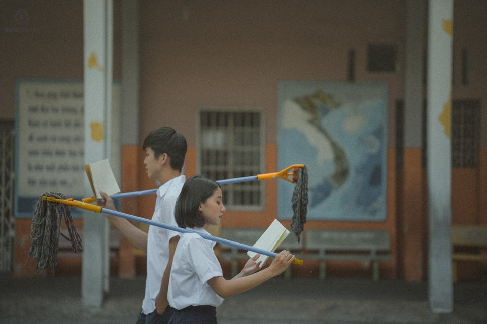 Bối cảnh là những góc thân thuộc trong sân trường, con phố nhỏ cũng gợi lên nhiều cảm xúc, hoài niệm.