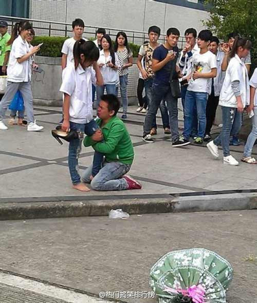 Trước đó, rất nhiều màn tỏ tình kiểu bất chấp đã được dân mạng đăng tải và gây được sự chú ý của cộng đồng mạng và cũng từ đó rất nhiều ý kiến trái chiều được đưa ra.