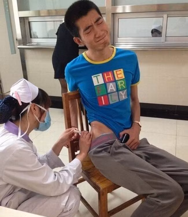 Nickname Lê Tiến bình luận rằng: "Đây là hành động đẹp và rất đáng khen, không phải ai cũng có thể vượt qua nỗi sợ hãi để thực hiện nghĩa cử cao đẹp này, nhất là những người lần đầu đi hiến máu như chàng trai này đâu".