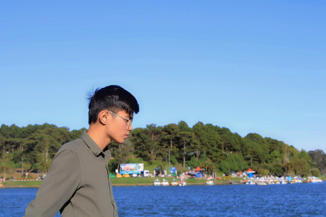 Sở hữu góc nghiêng thần thánh với sống mũi cao thẳng, gương mặt góc cạnh, mặc sơ mi trắng, đeo kính đầy tri thức và đặc biệt là sinh viên trường ĐH Luật, chàng trai này hội tụ đủ các yêu cầu mà hội chị em mong muốn.