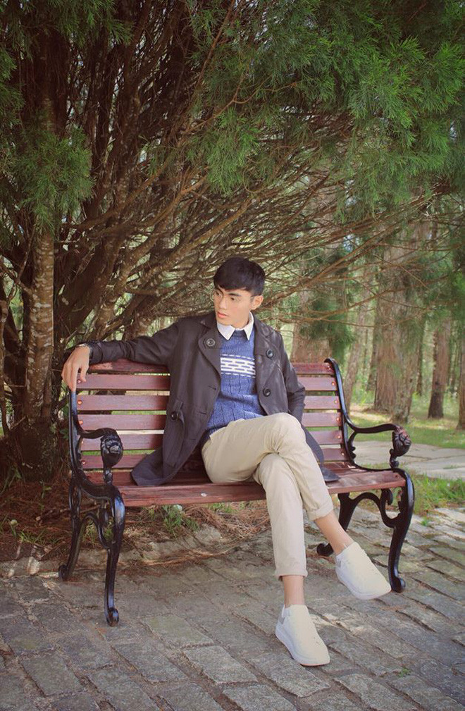 Có lẽ biết lợi thế của mình là góc nghiêng nên nam sinh trường Luật này cũng rất chăm chỉ đăng tải những bức ảnh ở góc độ này