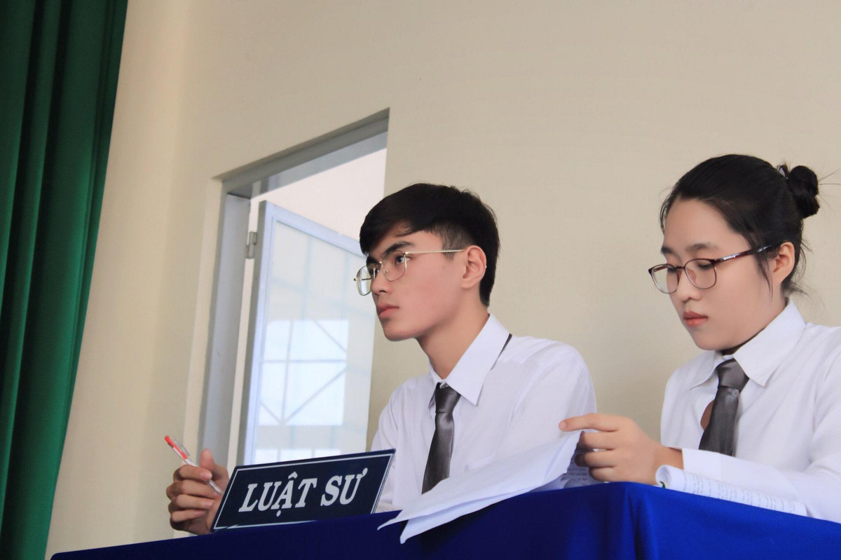 Mới đây trên MXH, các fanpage quy tụ những chàng trai đẹp đã cho đăng tải bức ảnh một nam sinh trường ĐH Luật trông cực sáng sủa khiến dân tình đã ngay lập tức và nháo nhào tìm thông tin.