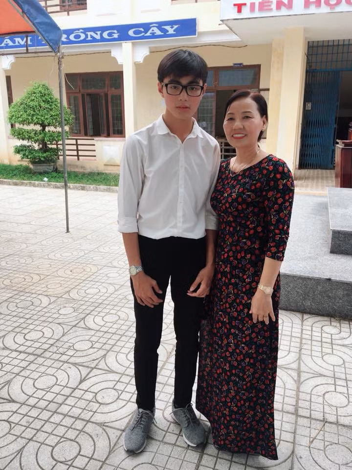 Dù chỉ là một bức hình chụp nghiêng nhưng anh chàng này đã nhanh chóng "hớp hồn" rất nhiều cô gái và được gọi với biệt danh hot boy ĐH Luật.