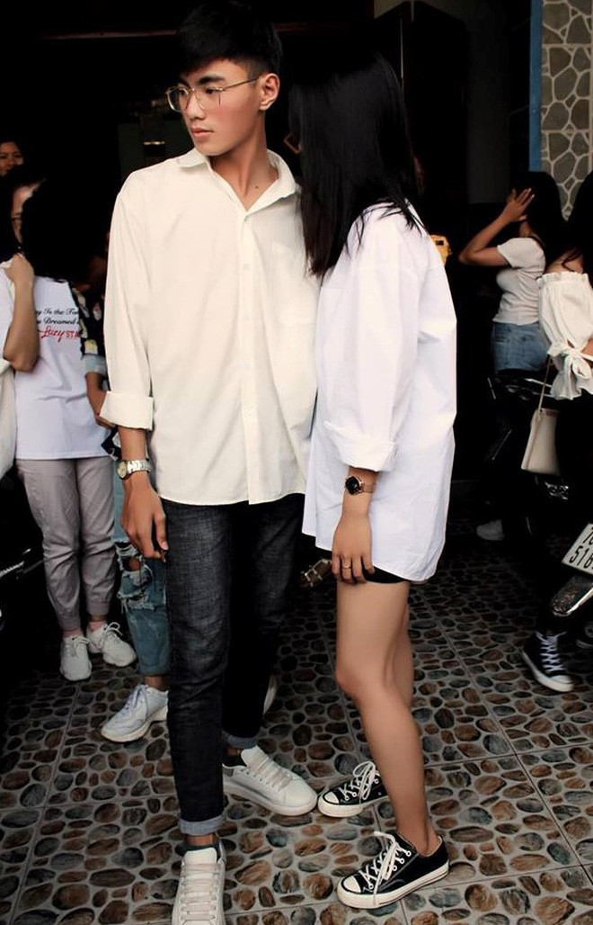 Bằng độ nhanh nhạy của cư dân mạng, info về nam sinh điển trai này đã được tìm ra chỉ sau một nốt nhạc. Được biết, chàng trai này có tên là Nguyễn Minh Hiếu đến từ Đức Phổ (Quảng Ngãi).