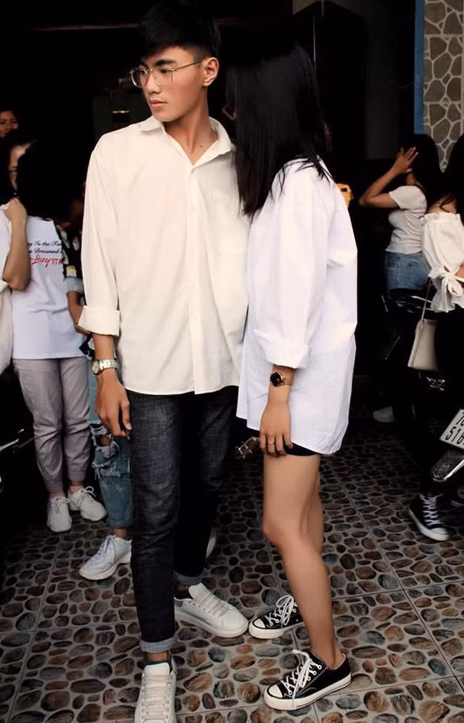 Bằng độ nhanh nhạy của cư dân mạng, info về nam sinh điển trai này đã được tìm ra chỉ sau một nốt nhạc. Được biết, chàng trai này có tên là Nguyễn Minh Hiếu đến từ Đức Phổ (Quảng Ngãi).