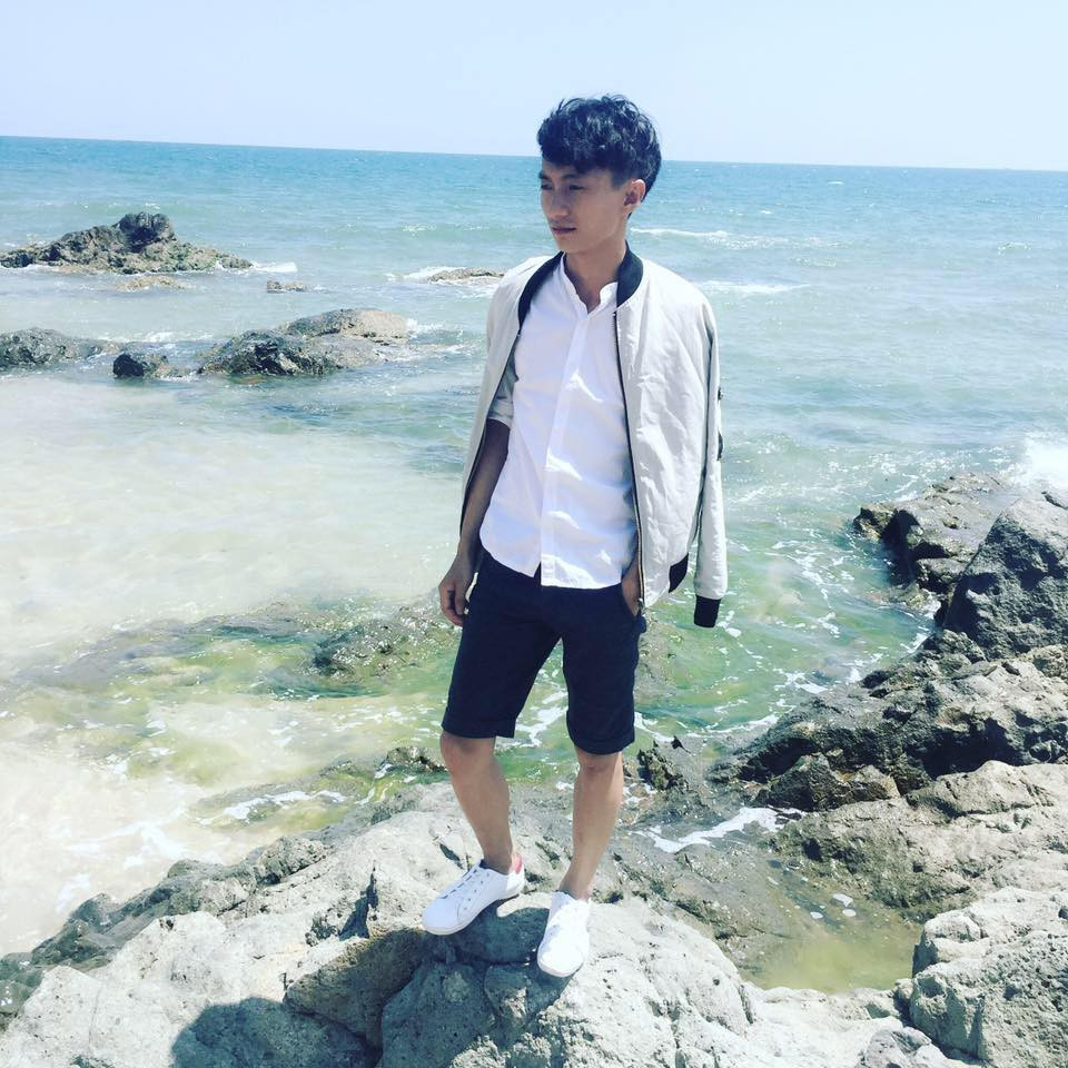 Hình ảnh Đức Chiến xắn quần xắn áo, ngồi thu lu một góc chăm chỉ rửa sạch từng cái bát khiến nhiều người vừa thương vừa buồn cười. Bên cạnh đó, vì đống bát đĩa quá kinh khủng, nhiều người còn tỏ ra hoài nghi rằng anh chàng này đang "chém gió"