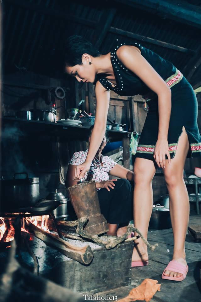 Đây không phải lần đầu tiên H'Hen Niê gây sốt trên mạng xã hội. Trước ngày chung kết, cô nàng này đã nhiều lần chiếm sóng các fanpage sắc đẹp của Thái Lan và Philippines nhờ câu chuyện vượt khó truyền cảm hứng và vẻ đẹp ấn tượng trên sàn diễn.