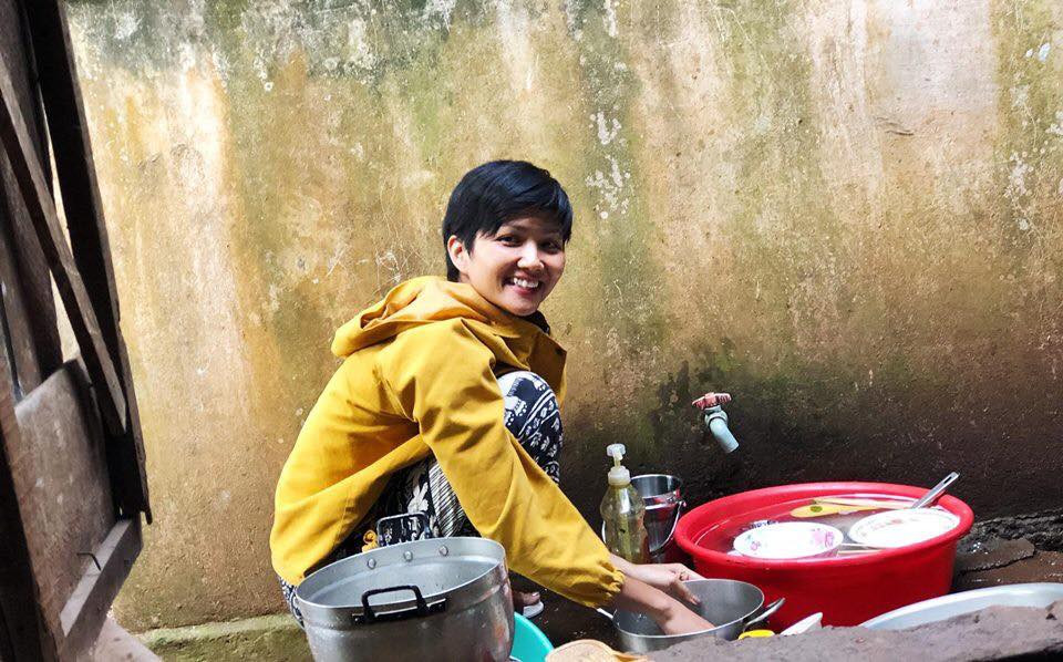 Nhờ cuộc thi Hoa hậu Hoàn vũ 2018, H'Hen Niê được khán giả Thái Lan cũng như Đông Nam Á biết đến và yêu mến. Ngay từ những hình ảnh đầu tiên, cô đã được khen ngợi với kiểu tóc ngắn độc đáo.