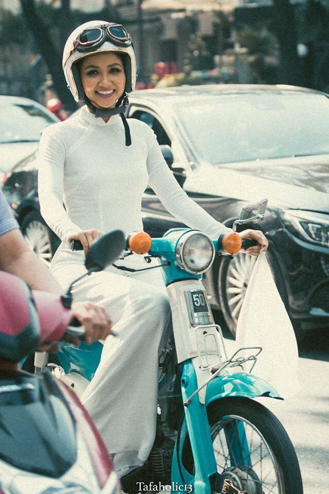 Theo số đông dân mạng đều dành cho H'Hen Niê nhiều lời khen ngợi và cho rằng những hình ảnh này khiến đại diện của Việt Nam hoàn toàn khác biệt so với tất cả thí sinh khác tại cuộc thi Hoa hậu Hoàn vũ 2018 vừa qua.