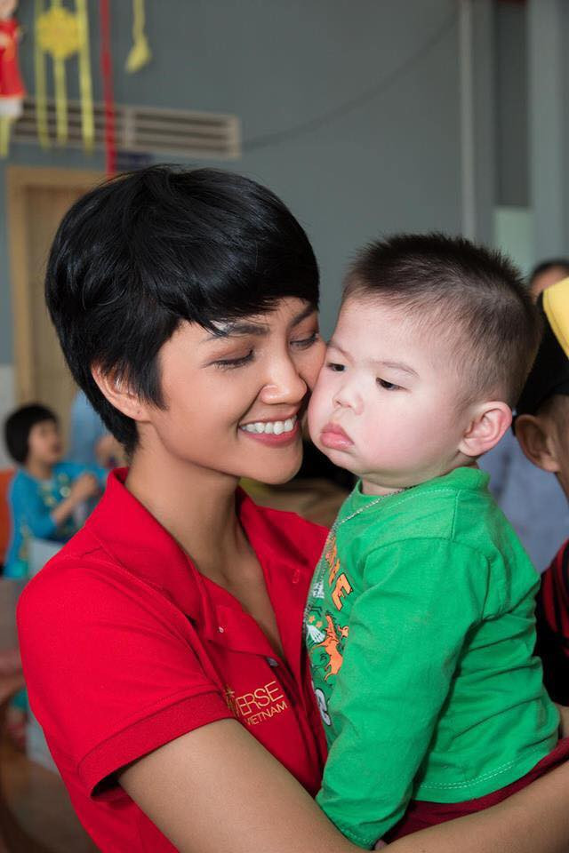 Không chỉ được ủng hộ từ những NHM trong nước, xuyên suốt hành trình tại Hoa hậu Hoàn vũ 2018, H'Hen Niê còn nhận được sự quan tâm của công chúng nước ngoài.