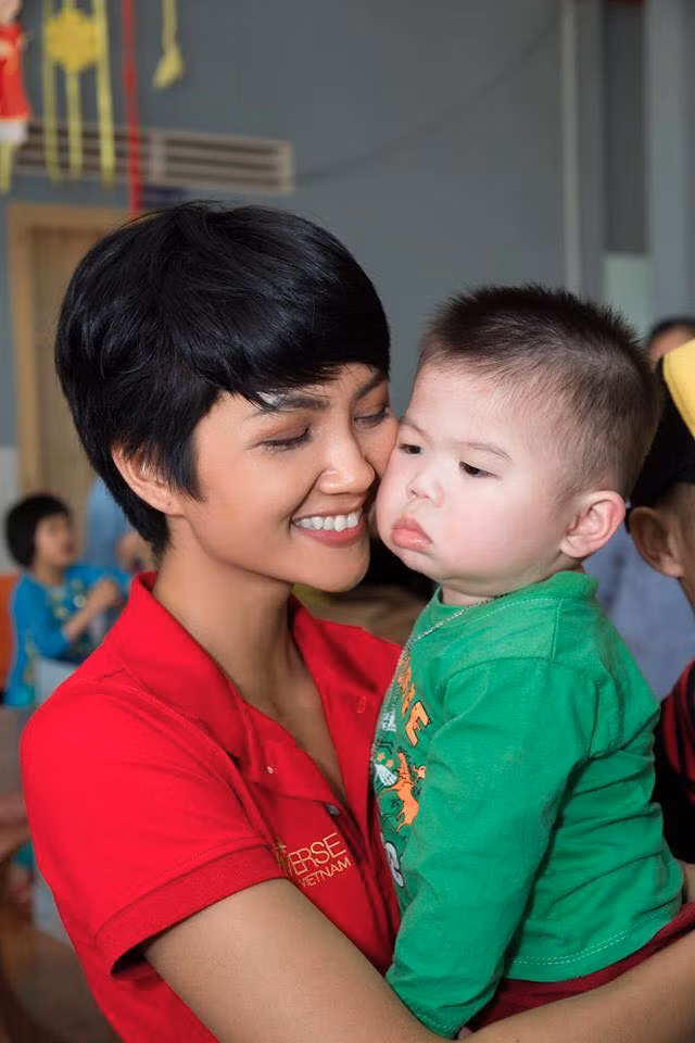 Không chỉ được ủng hộ từ những NHM trong nước, xuyên suốt hành trình tại Hoa hậu Hoàn vũ 2018, H'Hen Niê còn nhận được sự quan tâm của công chúng nước ngoài.