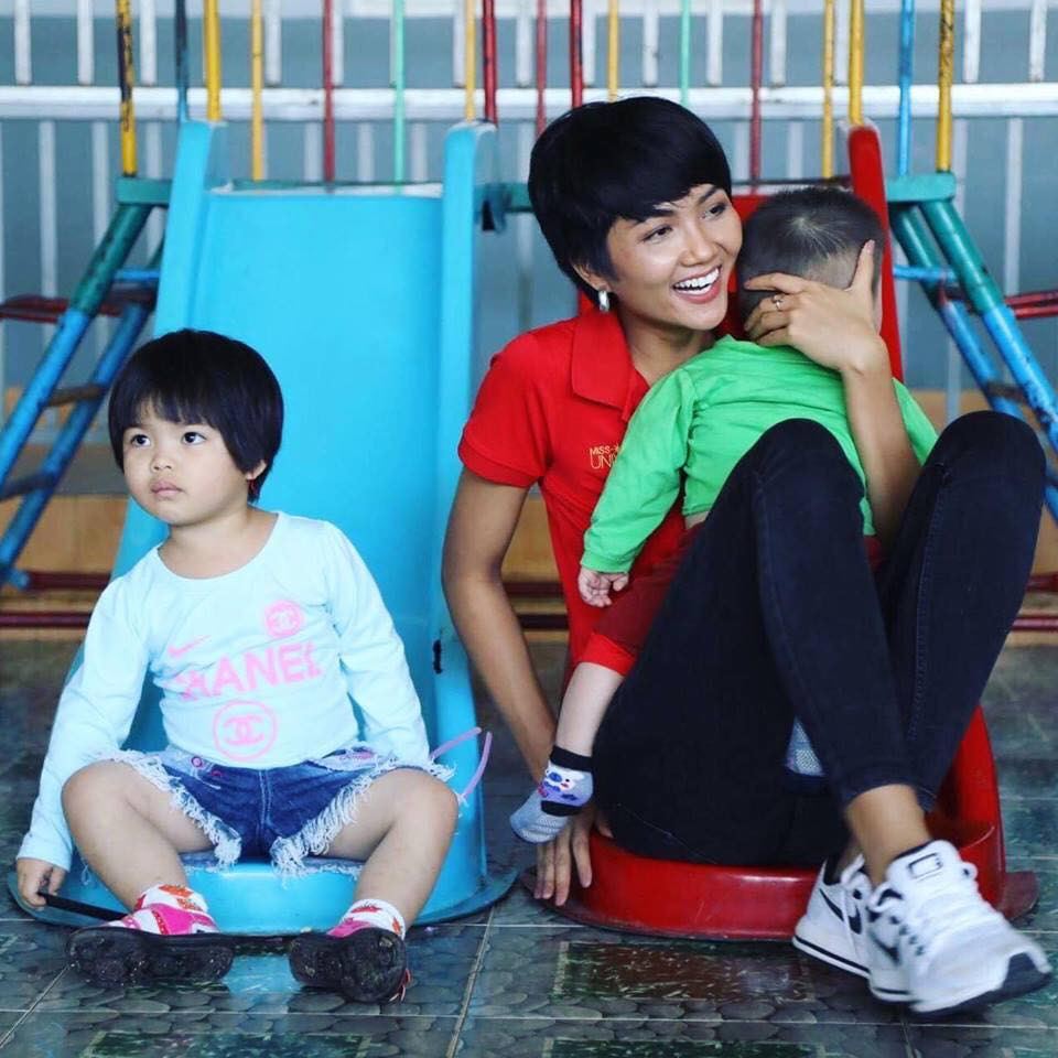 Không chỉ đẹp người mà H'Hen Niê còn được đánh giá cao bởi lòng nhân ái thông qua những hoạt động mà cô đã và đang thực hiện.