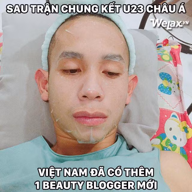 Sau thành công của đội tuyển U23 Việt Nam và đặc biệt là trận bán kết với U23 Qatar, cái tên Nguyễn Phong Hồng Duy khá nổi bật. Anh chàng quê Gia Lai này có nghề chính là cầu thủ bán mỹ phẩm là nghề tay trái nhưng giờ anh còn là một beauty blogger mới nổi trong lòng chị em với nick name Hồng Duy Pinky.