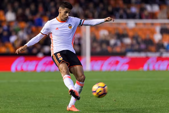 Inter sắp có Cancelo: Theo thông tin chuyển nhượng bóng đá từ tờ La Gazzetta dello Sport, Inter Milan sẽ có hậu vệ phải Joao Cancelo từ Valencia trong vòng 24 giờ tới. Bên cạnh đó, CLB này cũng cố gắng đẩy nhanh việc chiêu mộ trung vệ Eliaquim Mangala từ Man City. Ảnh: La Gazzetta dello Sport