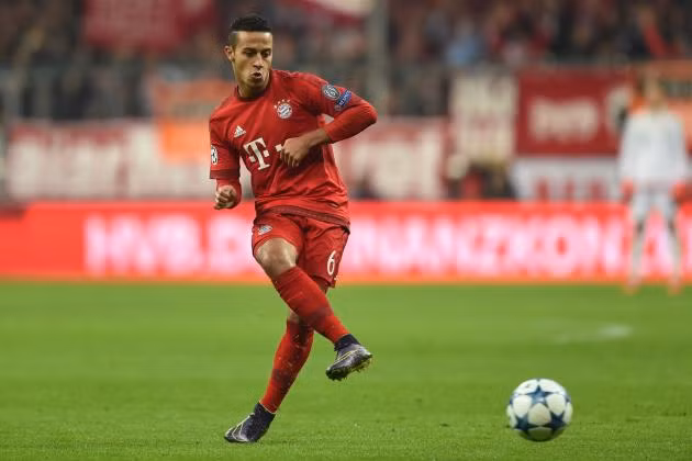 Messi cản Thiago trở lại Barca: Theo Daily Express, Lionel Messi đã phản đối kế hoạch đưa Thiago trở lại Barcelona bởi những phát ngôn thiếu tôn trọng của tiền vệ này khi ra đi. Ảnh: Daily Express