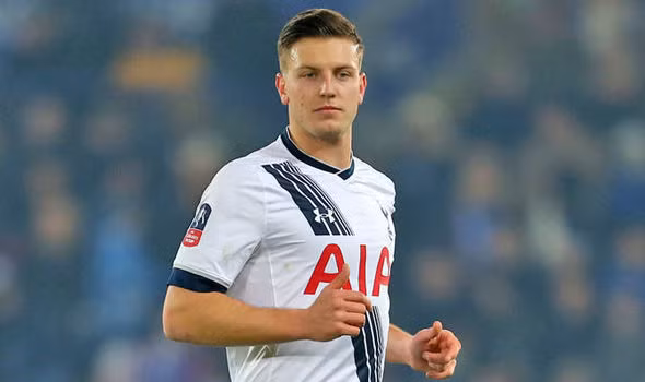 West Brom chốt giá Wimmer: Theo Mirror, West Brom đã chốt giá 18 triệu bảng hỏi mua trung vệ dự bị của Tottenham, Kevin Wimmer. Nếu bị từ chối họ sẽ chuyển sang một mục tiêu khác. Ảnh: Mirror