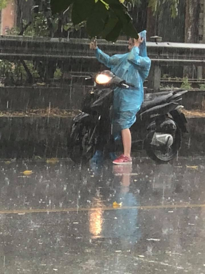 Nhiều người dân Hà Nội còn phấn khích và dừng lại bên đường chụp ảnh check-in ngày mưa sau những ngày nắng "vỡ đầu".