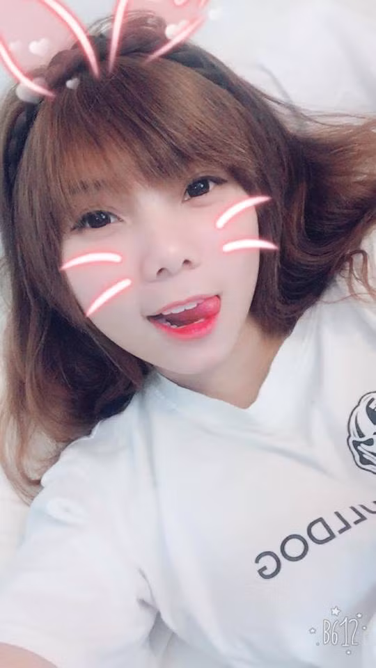 Không chỉ xinh đẹp, đàn hay, hát giỏi, Múi Xù còn khiến nhiều người bị chinh phục bởi bảng thành tích học tập cực đỉnh. Liên tục đạt điểm A đó là thành tích khi ngồi trên ghế trường THPT.