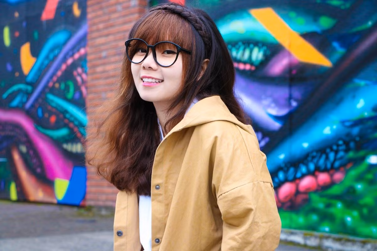 Múi Xù chinh phục cư dân mạng bằng vẻ ngoài cực dễ thương với làn da trắng hồng tự nhiên, nụ cười khá duyên với bờ môi nhẹ nhàng. Dù không sở hữu chiều cao lý tưởng nhưng, cô bạn du học sinh Mỹ này vẫn cho người ngắm một tổng thể ổn.