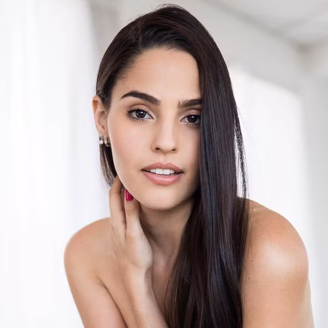 Năm 2017, 9X giành danh hiệu á hậu 1 tại cuộc thi Miss Supranational Paraguay (Hoa hậu Siêu quốc gia Paraguay 2017). Một năm sau, cô được cử đại diện đất nước lên đường sang Ba Lan dự thi Miss Supranational 2018 - cuộc thi nằm trong top 5 đấu trường sắc đẹp lớn nhất thế giới, theo Missosology.